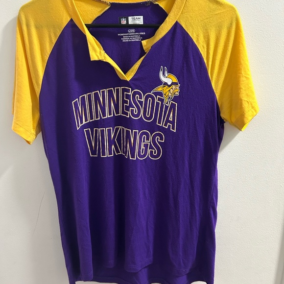 Team Apparel Tops - Minnesota Viking Women's T- Shirt NFL Licensed, Size Large‎
